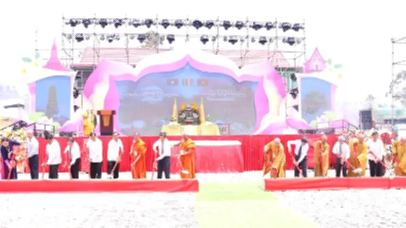 Đại sứ Việt Nam tại Lào dẫn đầu đoàn công tác tham dự Lễ hội Đại đoàn kết tri ân Anh hùng liệt sĩ Lào-Việt Nam