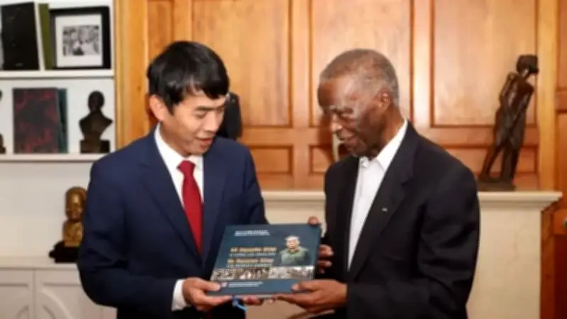 Đại sứ Việt Nam tại Nam Phi thăm cựu Tổng thống Thabo Mbeki, trao quà kỷ niệm từ gia đình Đại tướng Võ Nguyên Giáp