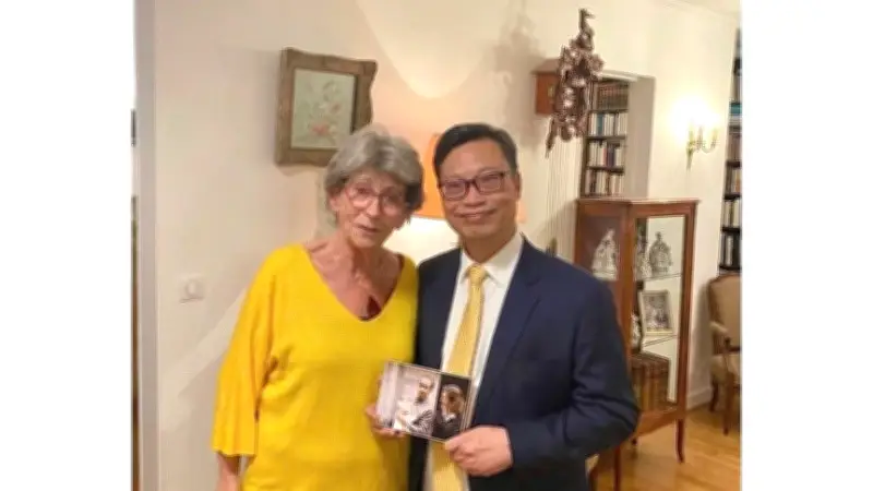 Đại sứ Việt Nam tại Pháp xúc động trước kỷ vật Hồ Chí Minh từ gia đình Aubrac
