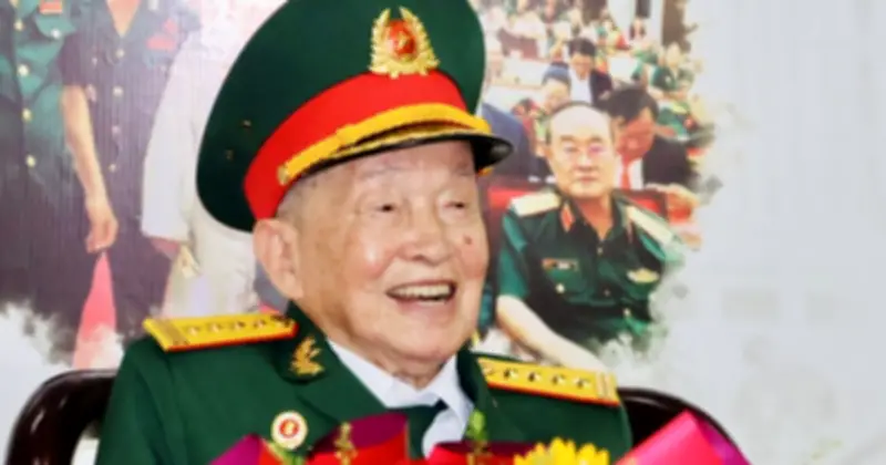 Đại tá tình báo Nguyễn Văn Tàu vui mừng gặp lại đồng đội tại buổi họp mặt truyền thống
