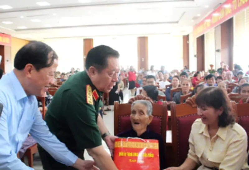 Đại tướng Nguyễn Trọng Nghĩa thăm, tặng quà gia đình chính sách tại Gia Lai