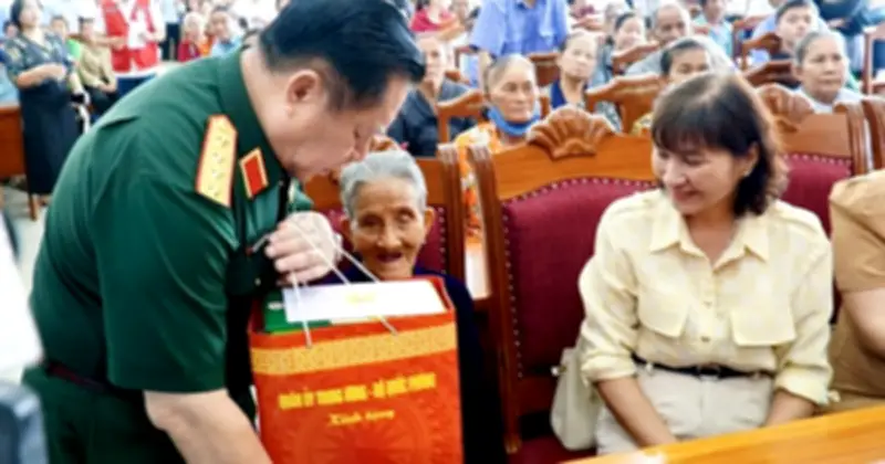 Đại tướng Nguyễn Trọng Nghĩa thăm, tặng quà người có công tại Gia Lai