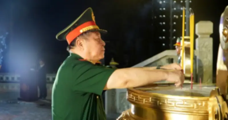 Đại tướng Nguyễn Trọng Nghĩa viếng nghĩa trang liệt sĩ tại Gia Lai