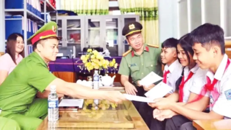 Đại úy Công an Avương gắn bó với đồng bào Cơ Tu, xây dựng vùng biên bình yên