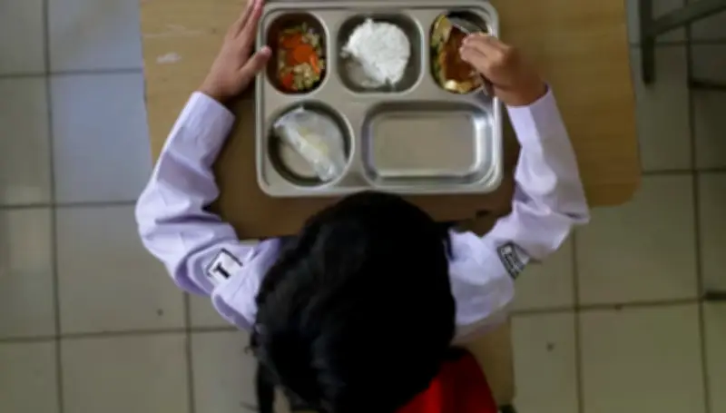 Indonesia: Hàng chục học sinh nhập viện sau bữa ăn miễn phí tại trường