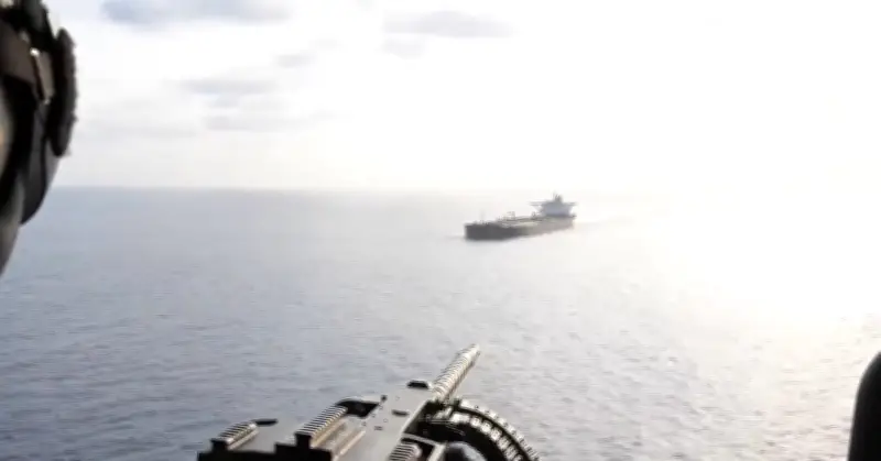 Iran bắn vào tàu hàng gần Oman, Pakistan cảm ơn ông Trump gia hạn ngừng bắn