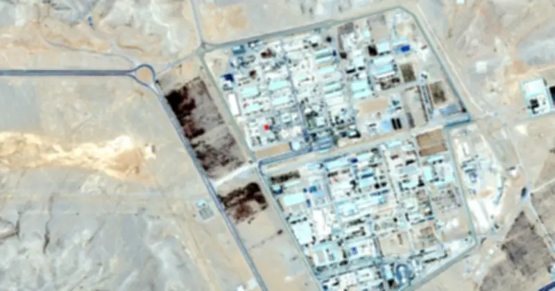 Iran Chặn Lối Vào Cơ Sở Hạt Nhân Isfahan Bằng Đê Đất Và Hàng Rào