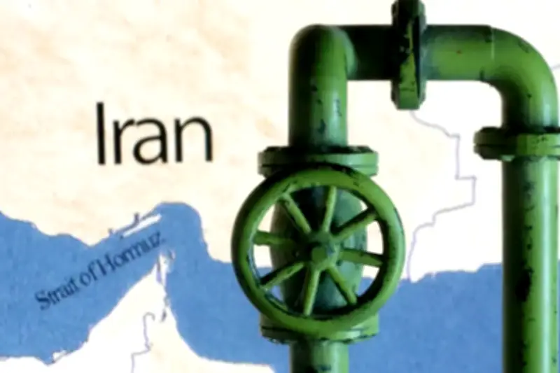 Iran đóng cửa eo biển Hormuz, giá dầu toàn cầu lao dốc về đâu?