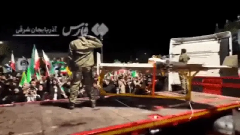 Iran phô diễn UAV Shahed 136 giữa quảng trường thành phố Tabriz