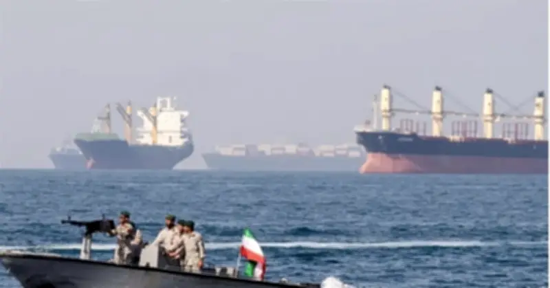 Iran suýt nổ súng vào tàu quét thủy lôi Mỹ tại eo biển Hormuz