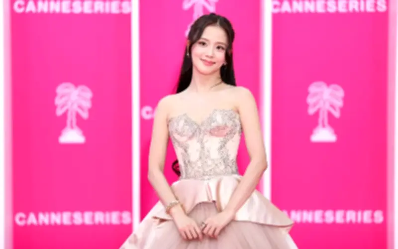 Jisoo (BLACKPINK) gây chú ý với ngoại hình mới tại sân bay