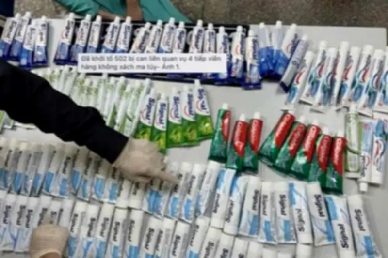 Kẻ buôn ma túy giấu trong tuýp kem đánh răng, thuê tiếp viên hàng không vận chuyển