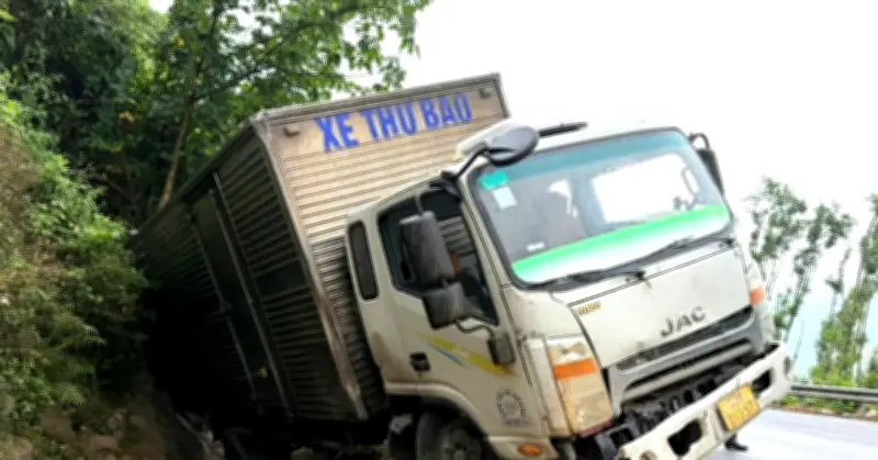 Đắk Lắk: Xe tải chở thư báo mất lái, va chạm xe máy khiến 2 người thương vong