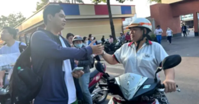 Kỳ thi đánh giá năng lực đợt 1: Phụ huynh thức trắng đêm, tình nguyện viên hỗ trợ nhiệt tình