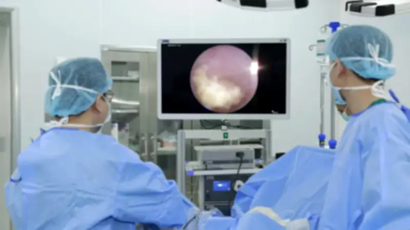 Kỹ thuật nội soi ngược dòng bằng ống mềm: Giải pháp vàng điều trị sỏi không vết mổ