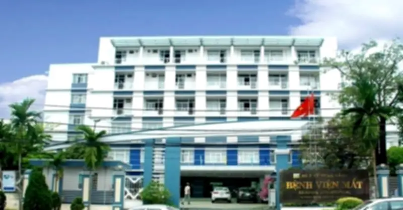 Khách Mỹ bất ngờ với chi phí khám mắt chỉ 1.000 USD tại Việt Nam