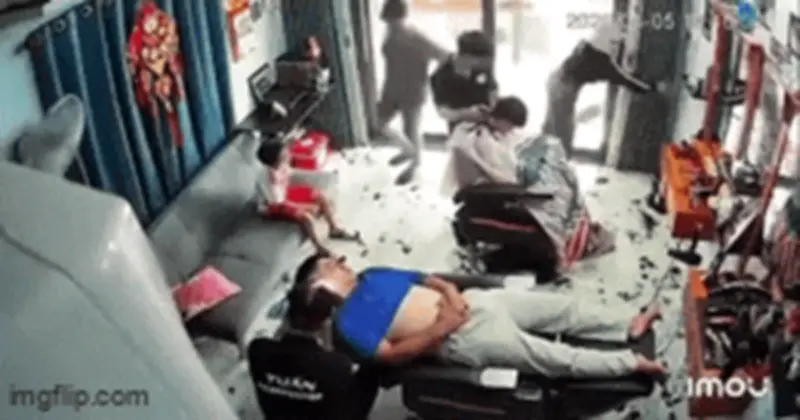 Khách quen tự quét tóc giúp tiệm cắt tóc đông khách gây bão mạng xã hội