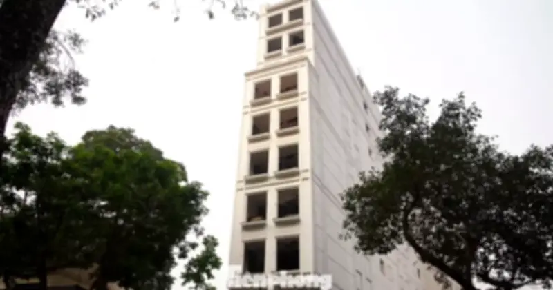 Khách sạn 9 tầng trên phố Lý Thái Tổ bắt đầu tháo dỡ, phục vụ dự án Quảng trường hồ Hoàn Kiếm