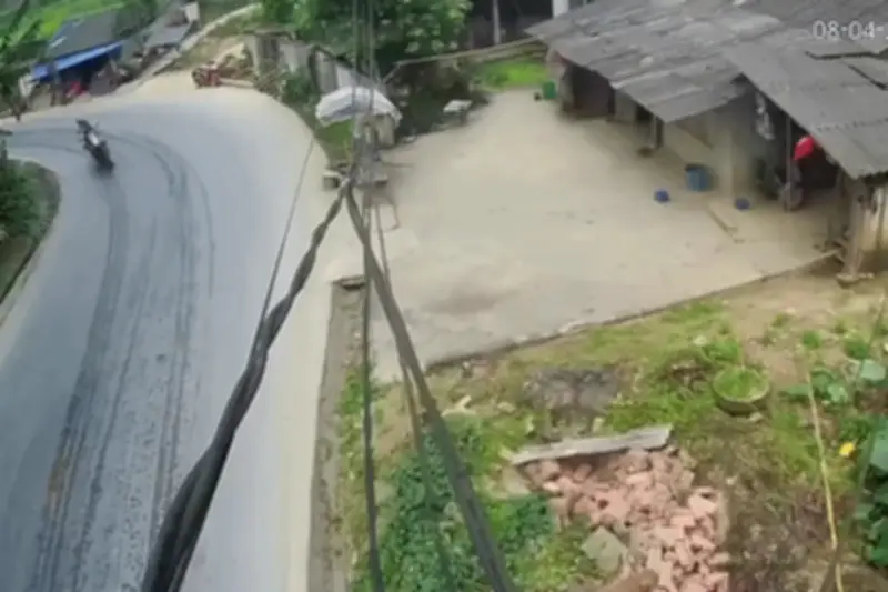 Khách Tây đi xe máy trượt ngã trước mũi ô tô ở khúc cua nguy hiểm