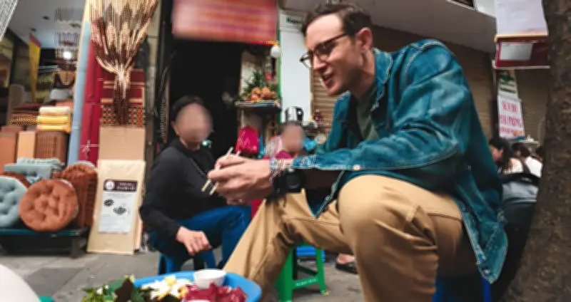 Khách Tây thử món mắt lạnh giòn sần sật ở vỉa hè Hà Nội, khen ngon khó tin