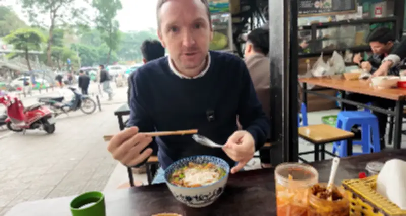 Khách Tây thưởng thức bún 55.000 đồng ở Hà Nội, bất ngờ vì bát đầy topping