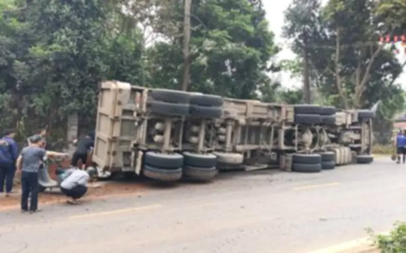 Khởi tố, bắt tạm giam tài xế vụ lật xe đầu kéo khiến 2 phụ nữ tử vong ở Phú Thọ