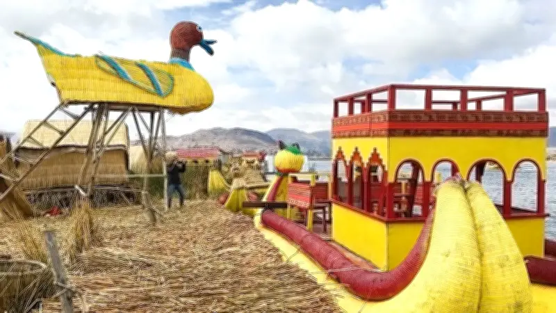 Khám phá đảo nổi bằng cỏ độc đáo trên hồ Titicaca, Peru