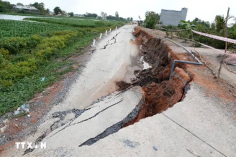 Khẩn trương thực hiện các giải pháp xử lý sạt lở đê sông Lô Gạch