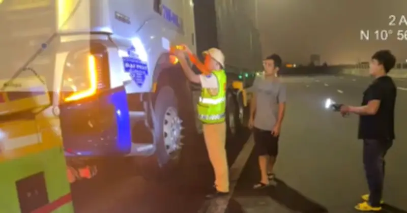 Không bằng lái vẫn chạy xe trên cao tốc, nam tài xế bị niêm phong ô tô