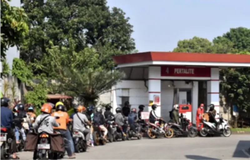 Khủng hoảng kéo theo khủng hoảng: Giá xăng dầu toàn cầu biến động mạnh