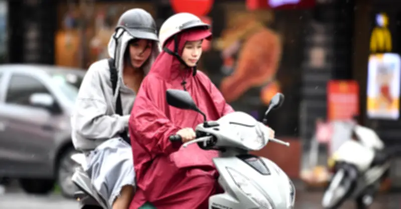 Không khí lạnh tràn về, miền Bắc đón mưa giông hạ nhiệt sau đợt nắng nóng gay gắt