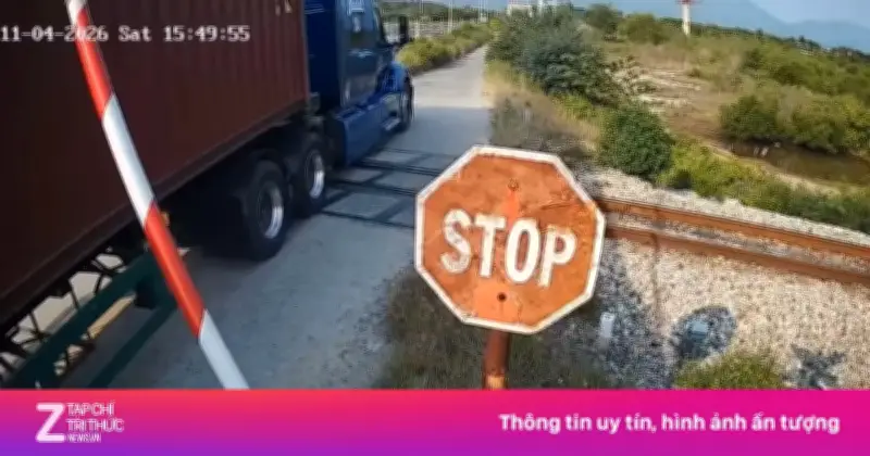 Khánh Hòa: Xe container, xe tải liều mạng vượt rào chắn đường sắt, CSGT phạt nguội 89 trường hợp