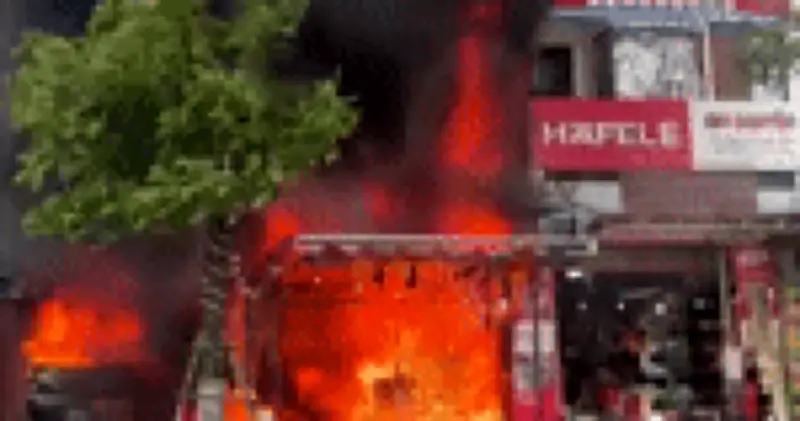 Kho Hàng Bốc Cháy Dữ Dội, Xe Bán Tải Bị Thiêu Rụi Tại Hà Nội