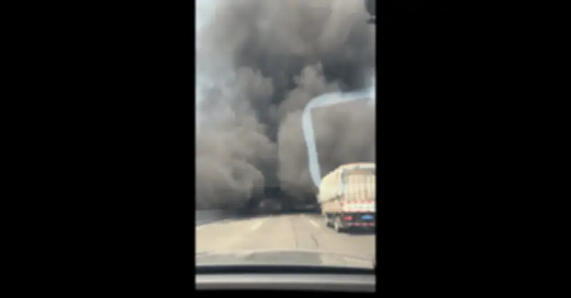 Khói đen nuốt chừng cao tốc, tài xế mở đường với tầm nhìn bằng 0