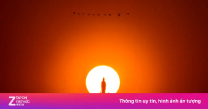 Khoảnh khắc hoàng hôn hiếm có: Mặt Trời 'ôm trọn' tượng Phật Bà trên đỉnh núi Bà Đen