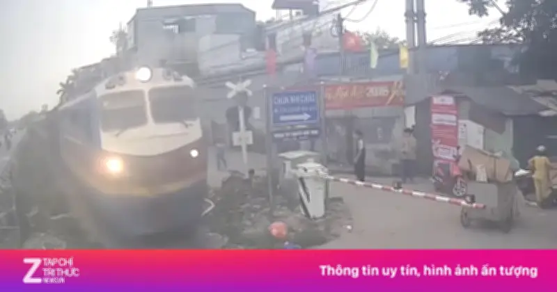 Khoảnh khắc kinh hoàng: Xe máy vụt qua đường ray trước mũi tàu hỏa