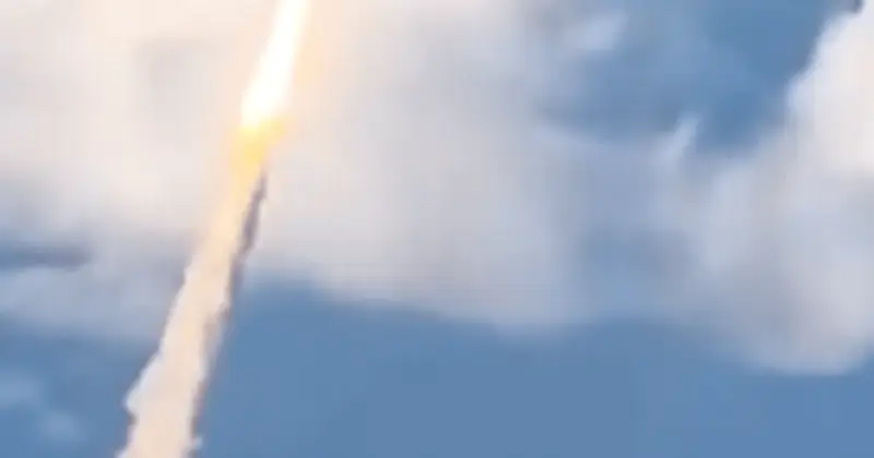 Khoảnh Khắc Lịch Sử: Hành Khách Máy Bay Chứng Kiến Tên Lửa Artemis II Cất Cánh Từ Trên Cao