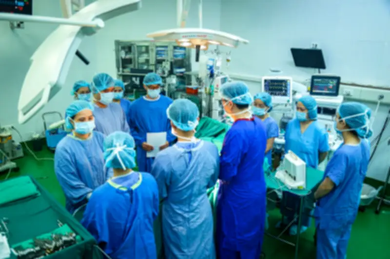 Khoảnh khắc xúc động: Cha mẹ và bác sĩ tiễn biệt cô gái Anh hiến tạng cứu 3 người Việt