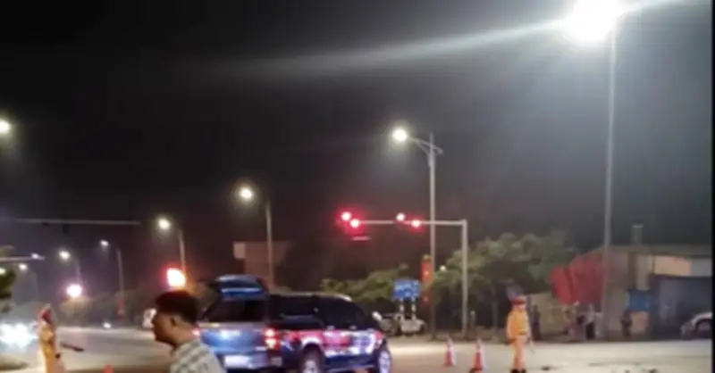 Khoảnh khắc xe cứu thương chở 4 người va chạm, lật nghiêng trên đường tại Rời