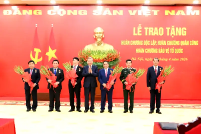 Lễ trao Huân chương cao quý cho các lãnh đạo Đảng, Nhà nước và cán bộ cấp cao