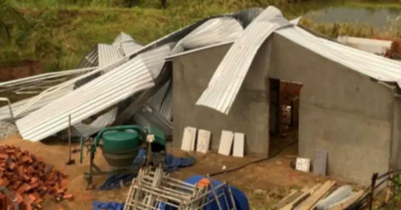 Lốc xoáy tàn phá Gia Lai: Hơn 10 căn nhà bị tốc mái, giao thông tê liệt