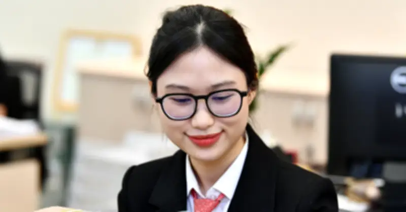 Lãi Suất Tiết Kiệm Giảm Mạnh, Ngân Hàng Duy Trì Mức Đặc Biệt Cho Khách Hàng Lớn