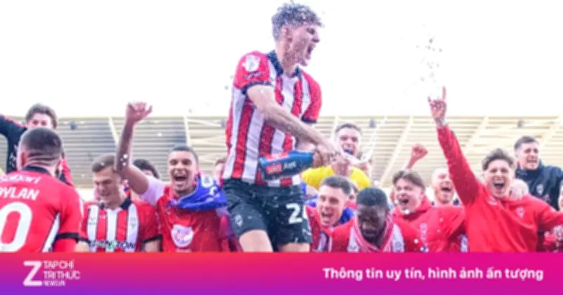 Lincoln City Lập Kỳ Tích Thăng Hạng Sau 65 Năm Chờ Đợi Tại Giải Bóng Đá Anh