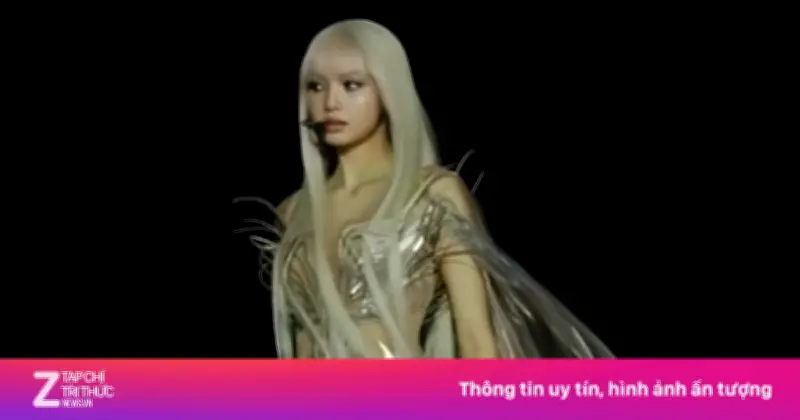 Lisa Gây Sốt Với Tạo Hình Thiên Thần Trình Diễn 'Bad Angel' Tại Coachella 2026
