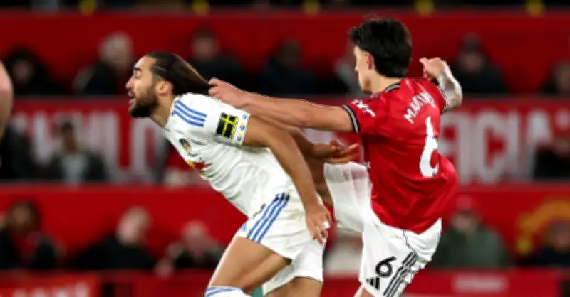 Lisandro Martinez nhận thẻ đỏ gây tranh cãi, HLV Carrick phản đối quyết định trọng tài