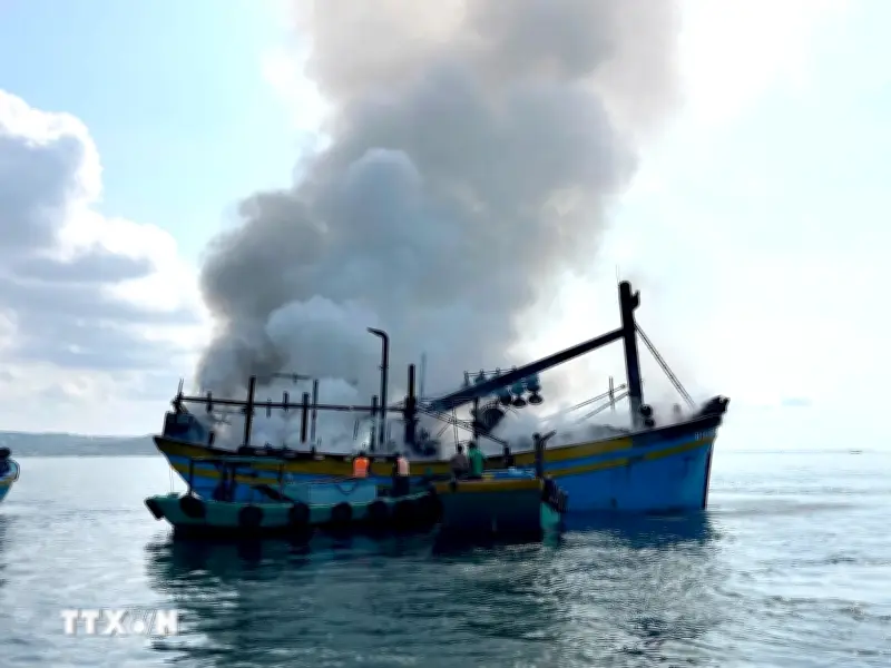 Lâm Đồng: Cháy tàu cá trên biển Phú Hải, 21 thuyền viên thoát nạn an toàn