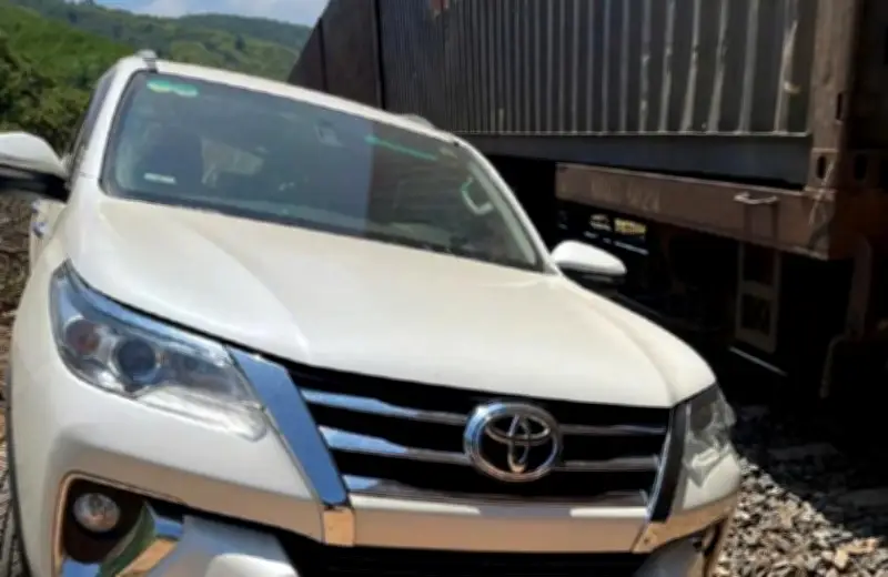 Lâm Đồng: Ô tô va chạm tàu hàng tại đường ngang dân sinh, ba người bị thương