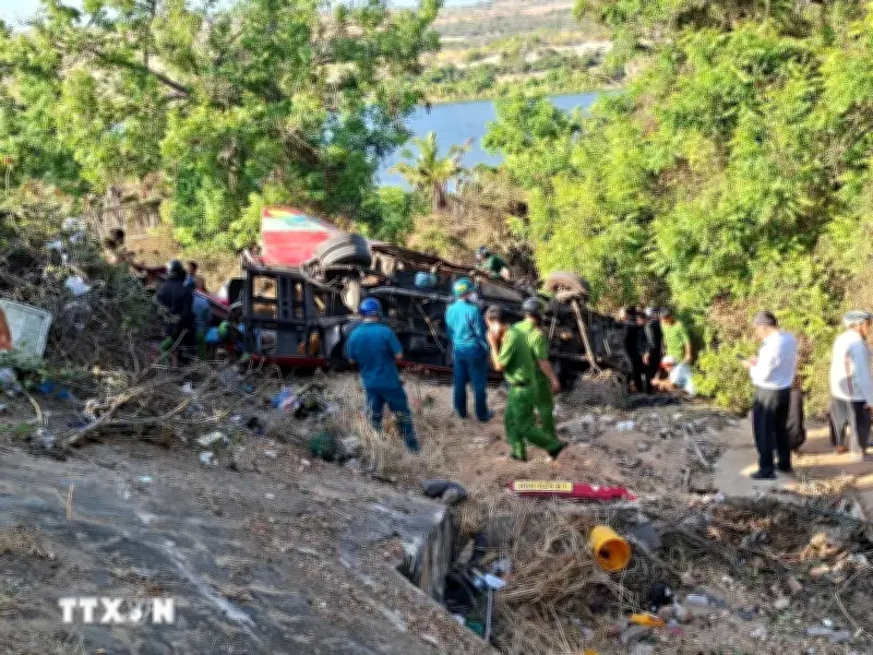 Lâm Đồng: Xe khách lao xuống vực sâu, ít nhất 4 người tử vong thương tâm
