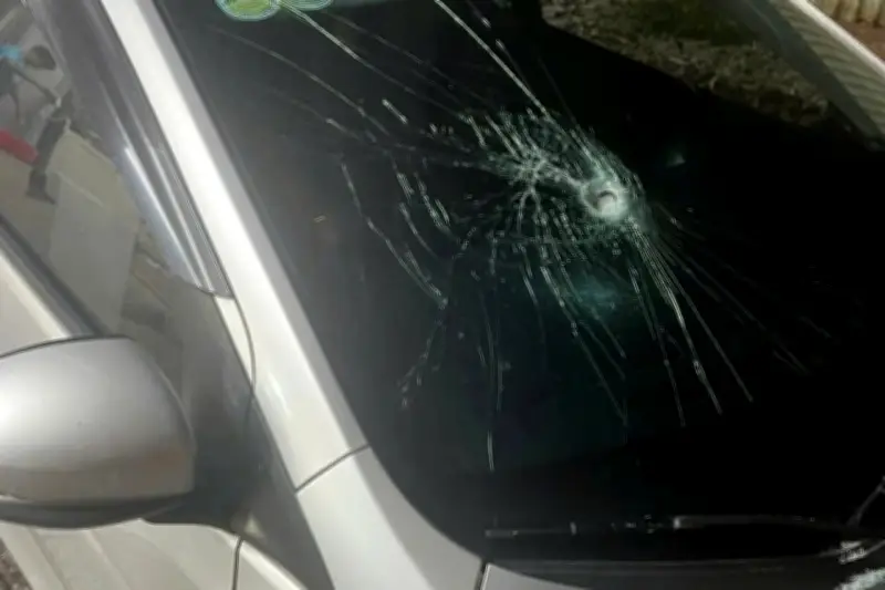 Làm rõ vụ ô tô bị nhóm người đi xe máy đập vỡ kính ở Hà Nội