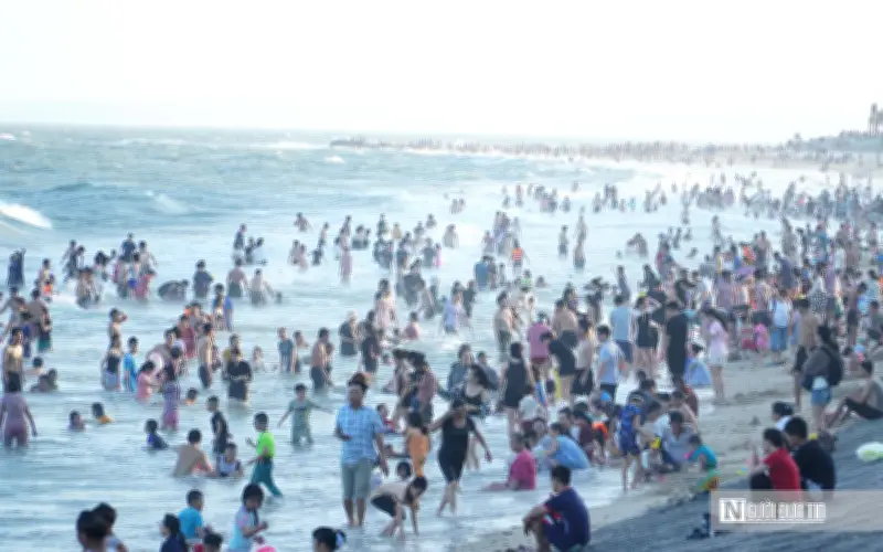 Lượng du khách đổ về Mũi Né tăng đột biến dịp lễ 30/4